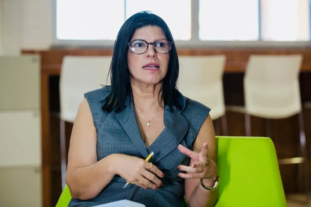 Jucineide da Costa Fernandes, titular da Secretaria Estadual da Educação (Seduc). ela está gesticulando durante uma entrevista.