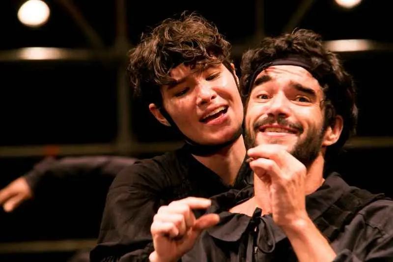 Imagem de Caio Blat na peça de teatro da obra Grande Sertão: Veredas.