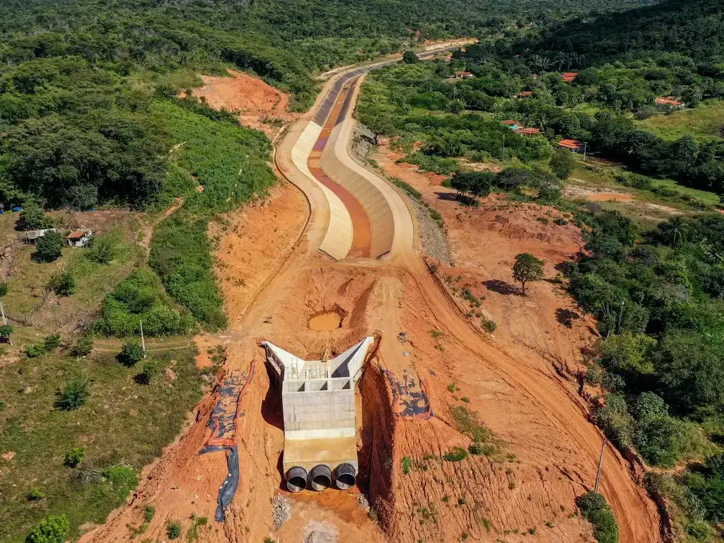 Vista aérea de obra de segurança hídrica.
