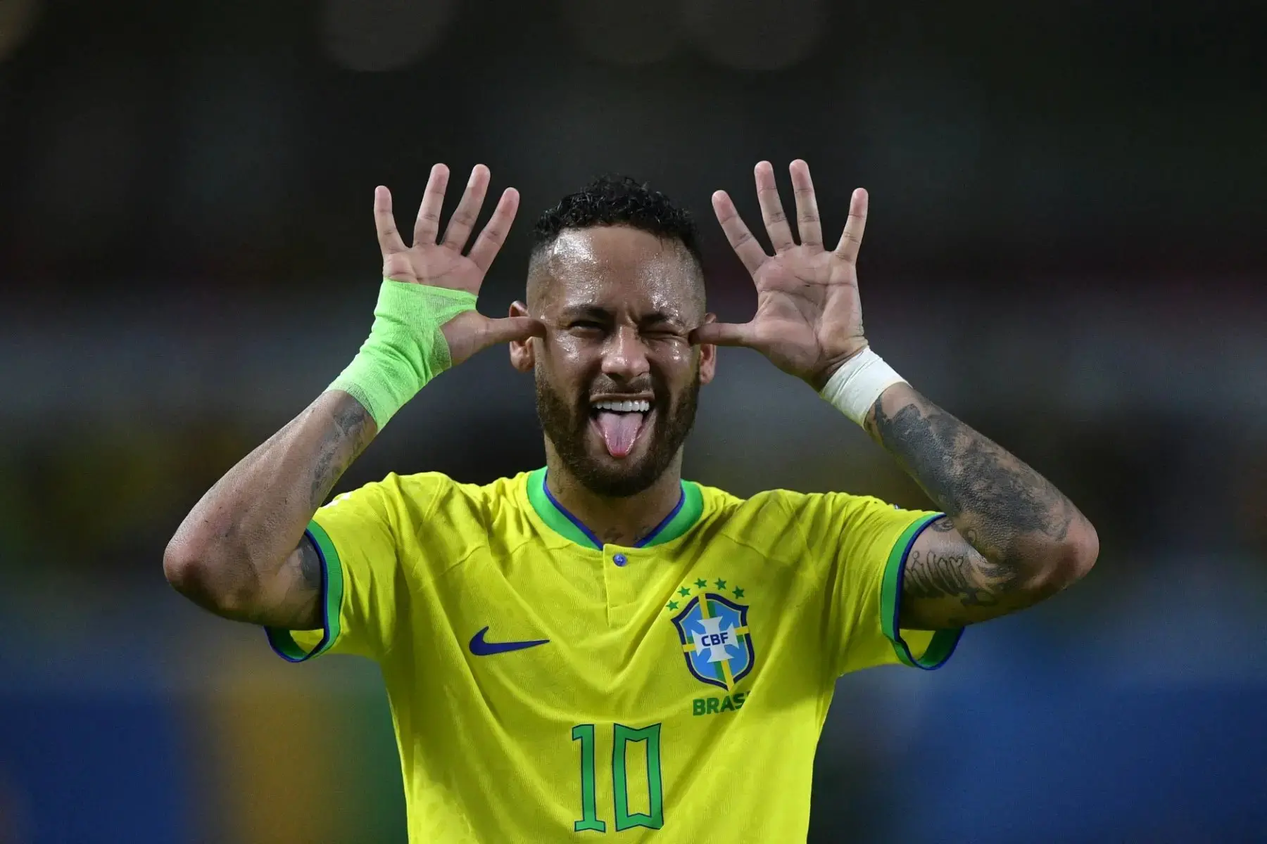 Atleta Neymar, convocado para a Copa do Mundo de 2026, com camisa da seleção brasileira amarela fazendo pose para câmera.