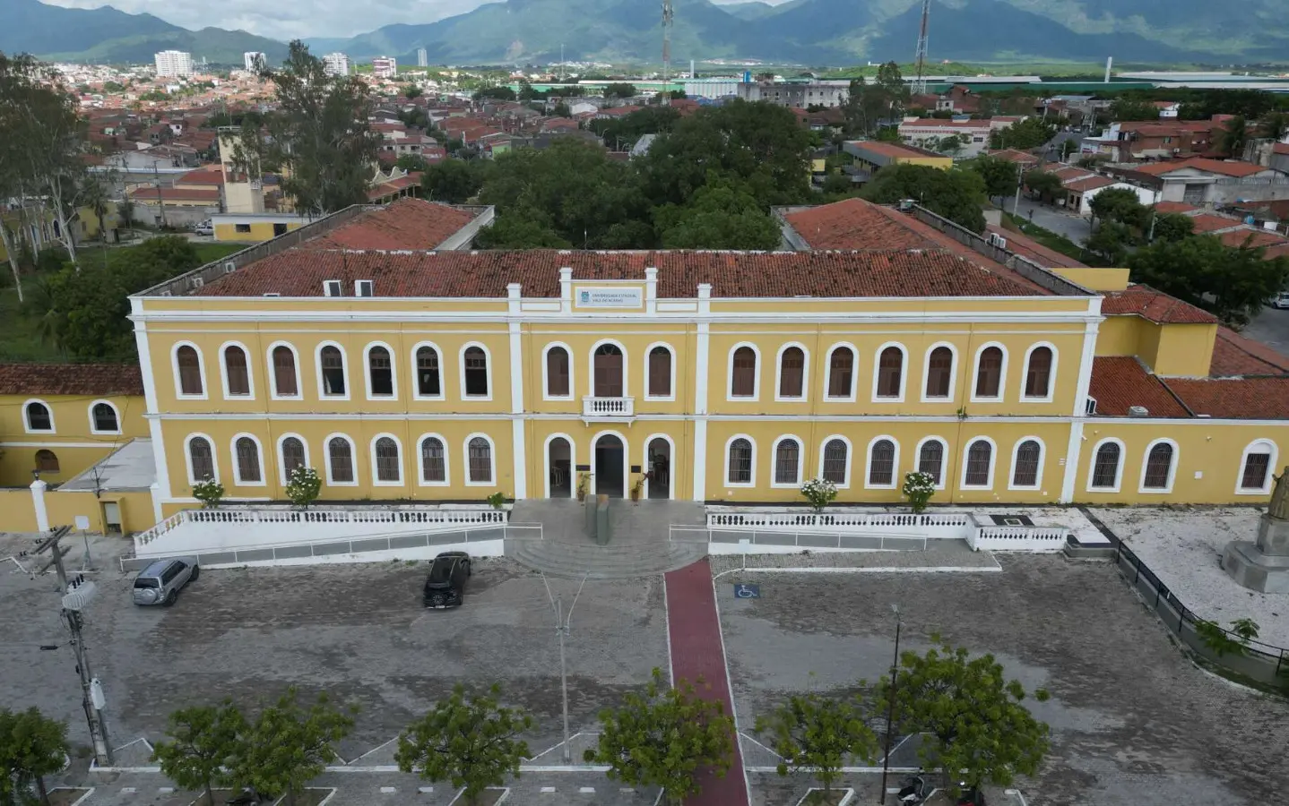 Fachada da Universidade Estadual Vale do Acaraú (UVA) para matéria sobre vagas de emprego para professores temporários.