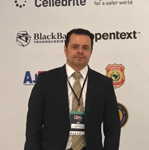 Foto de policial alvo de decisão dos EUA.