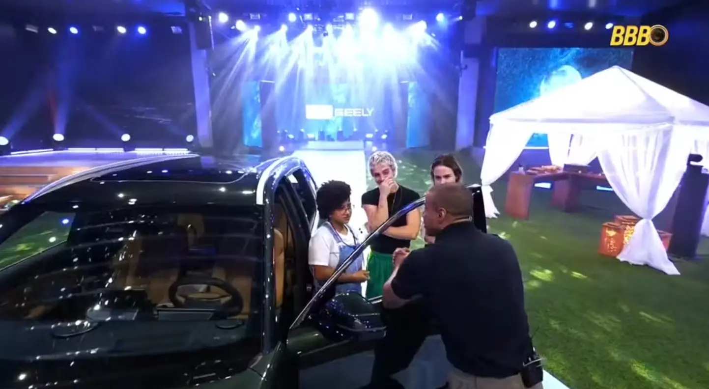 Imagem dos finalistas Ana Paula Renault, Juliano Floss e Milena, com carro que o vencedor do programa irá levar para casa.