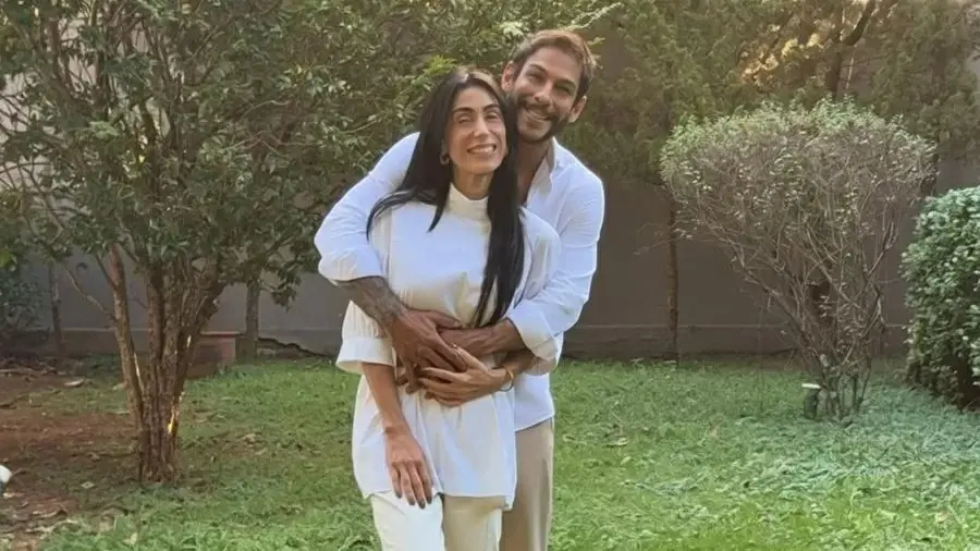 gravidez casal anuncio michelle shia roupas brancas natureza foto posada.