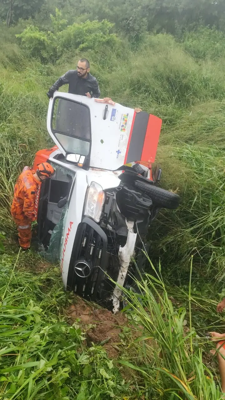 capotamento ambulancia bombeiros.