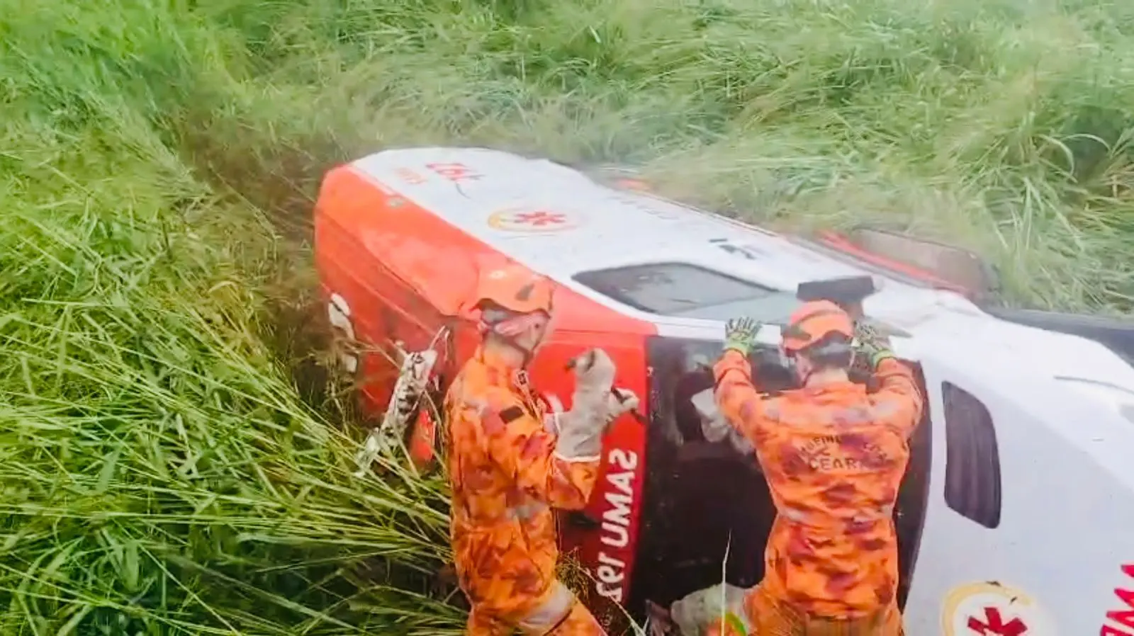 ambulancia capotamento bombeiros socorro.