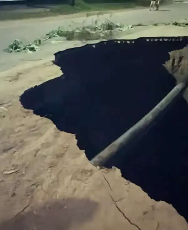 Imagem da notícia Cratera se abre em Pacajus após erosão do solo e queda de árvore; vídeo