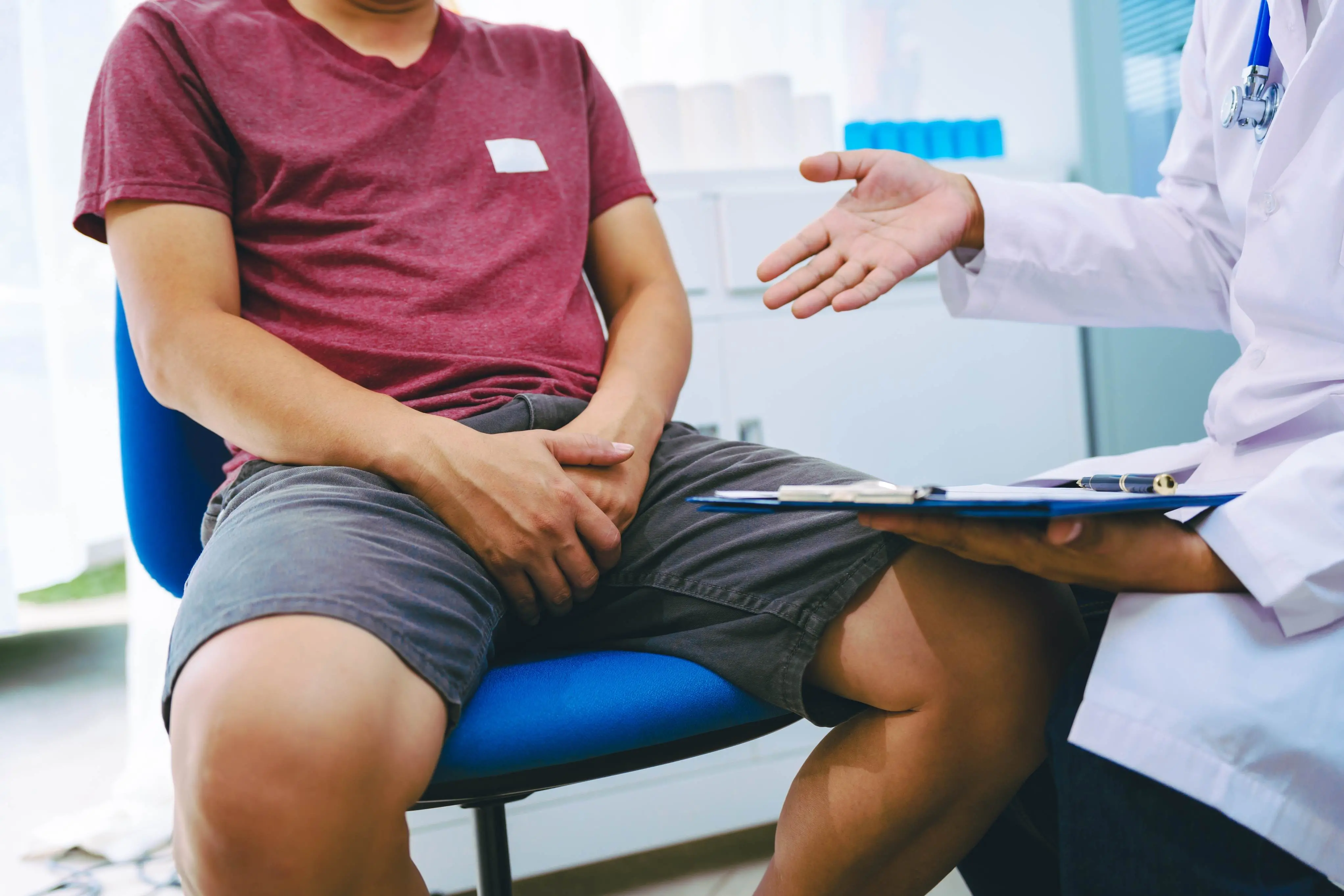 Imagem de um homem em um consultório médico, para ilustrar matéria sobre entenda o que é a hiperplasia da próstata.