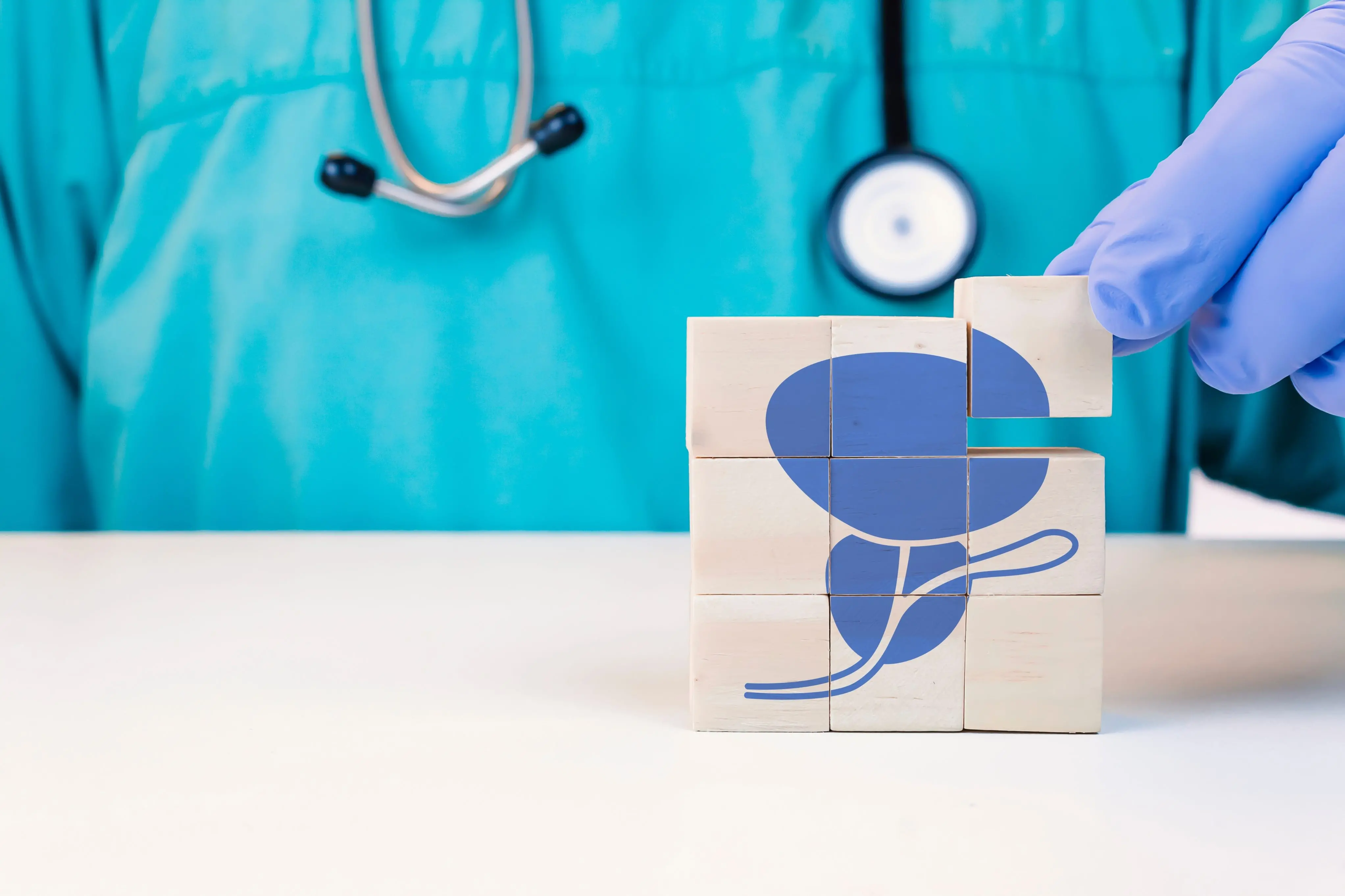 Imagem de um médico com uma imagem de uma bexiga, para ilustrar matéria sobre hiperplasia da próstata.