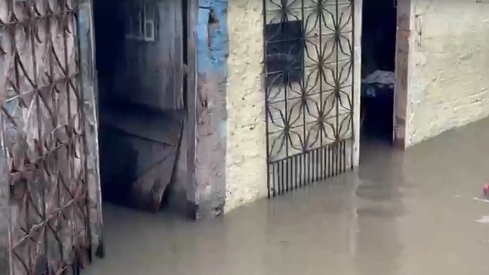 Imagem mostra casas do povo indígena tapeba alagadas após rio ceará subir em Caucaia, no Ceará.