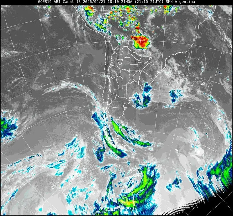 Imagem de satélite da américa do sul mostrando áreas de instabilidade azuis sobre o mar da Argentina.