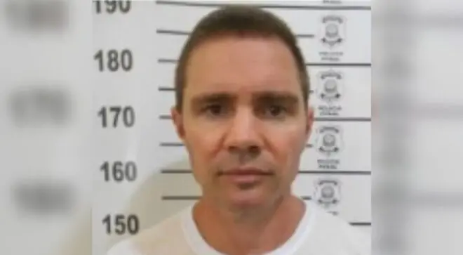 Imagem mostra o banqueiro Daniel Vorcaro, dono do banco Master, após ser preso. De blusa branca e cabelo curto, ele aparece com semblante abatido.