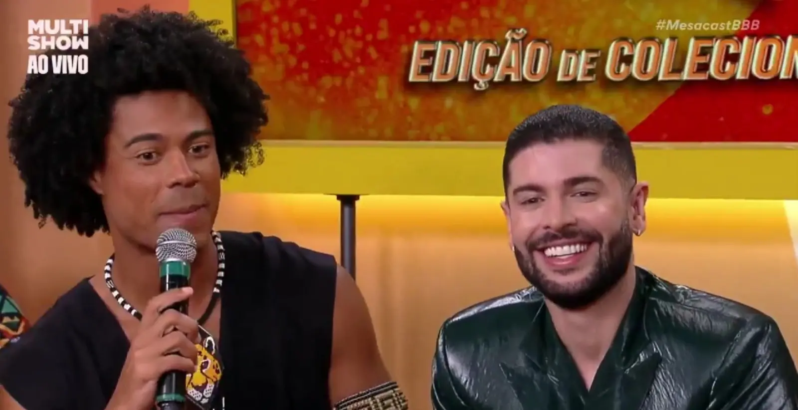 Foto de Breno e Marcelo, do BBB 26, participando do programa MesaCast BBB, no dia da final do BBB 26.