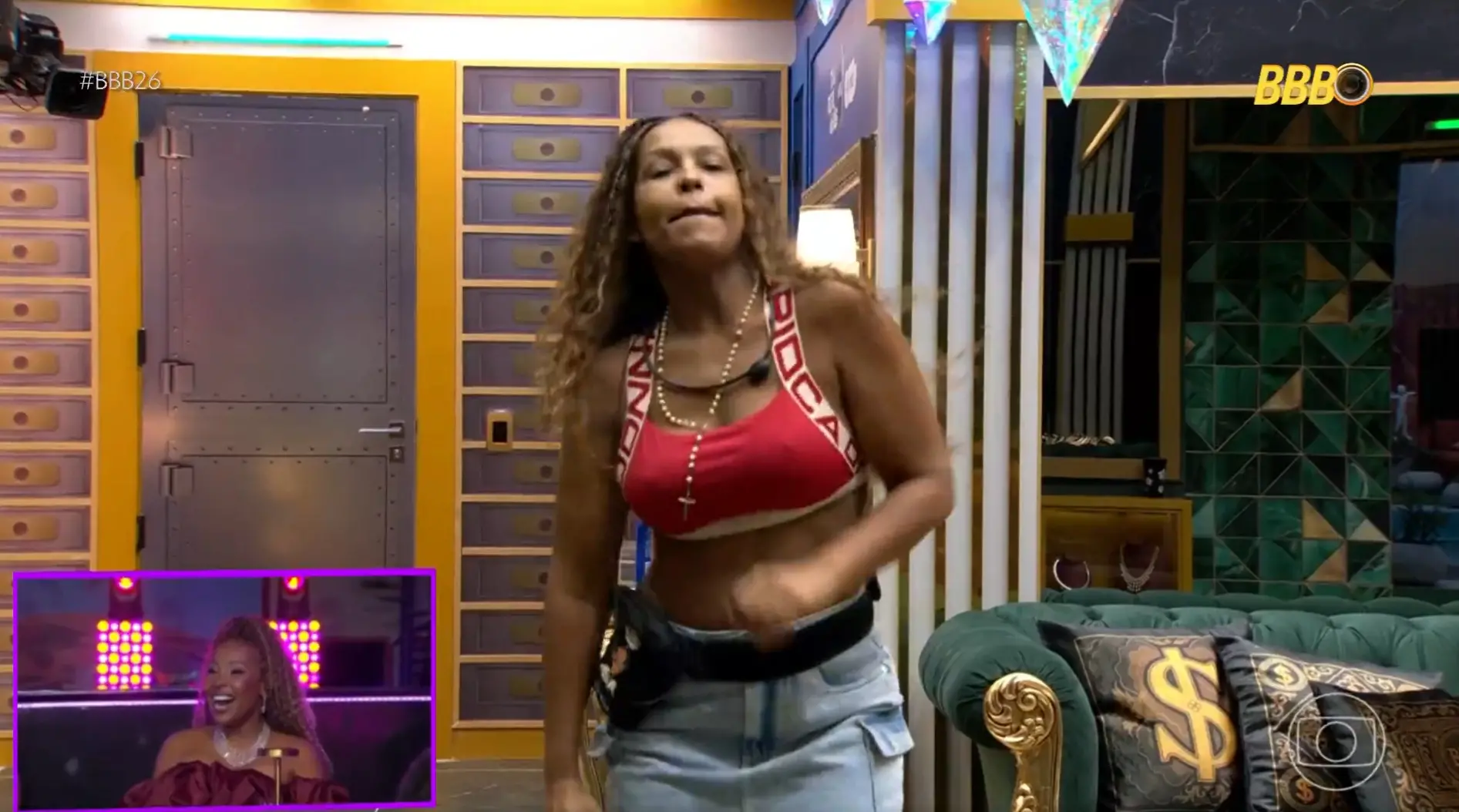Print do BBB mostra Sol Vega dançando na sala.