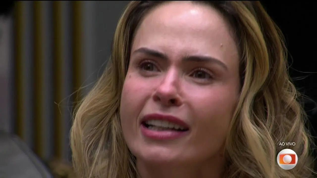 Cena em close-up de Ana Paula Renault na final do BBB 26, durante transmissão ao vivo da TV Globo, com enquadramento no rosto e logotipo Ao Vivo no canto da tela.