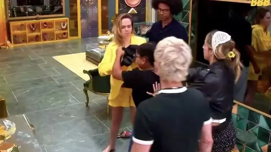 Ana Paula é segurada pelos amigos enquanto discute com Alberto Cowboy no BBB 26.