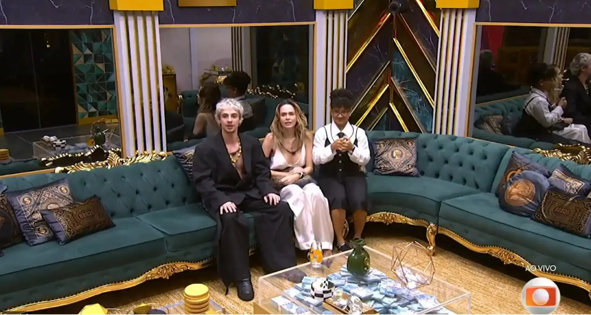 Juliano Floss, Ana Paula e Tia Milena sentados na sala do BBB 26 durante a grande final.