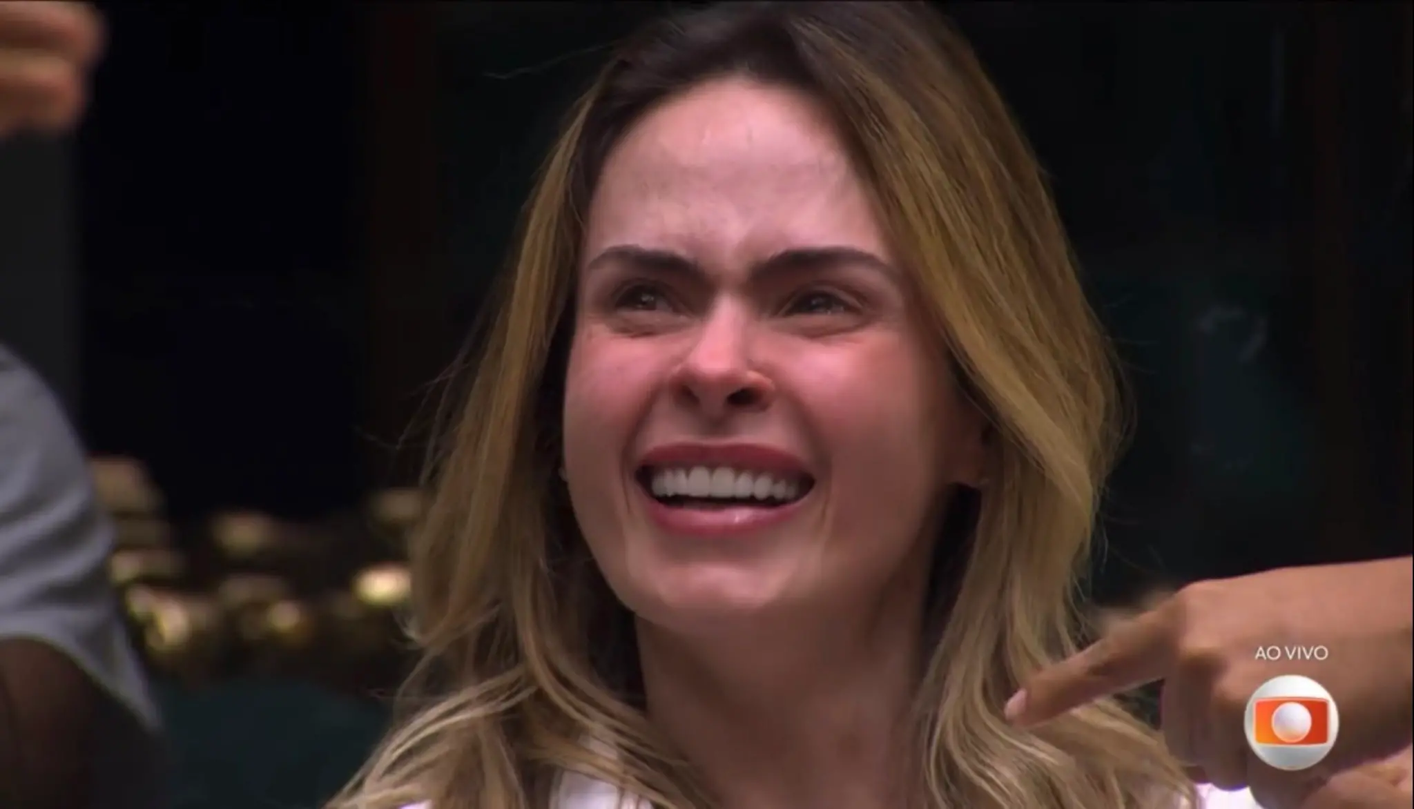 Ana Paula Renault emocionada, chorando e sorrindo, durante momento intenso em programa de TV ao vivo.