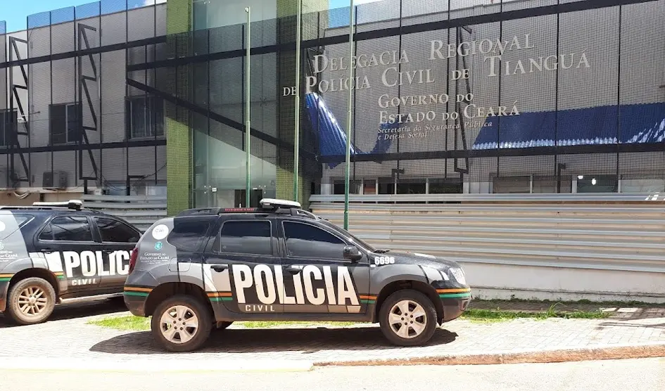 foto da fachada da Delegacia de Polícia Civil de Tianguá com viaturas da Polícia Civil estacionadas.