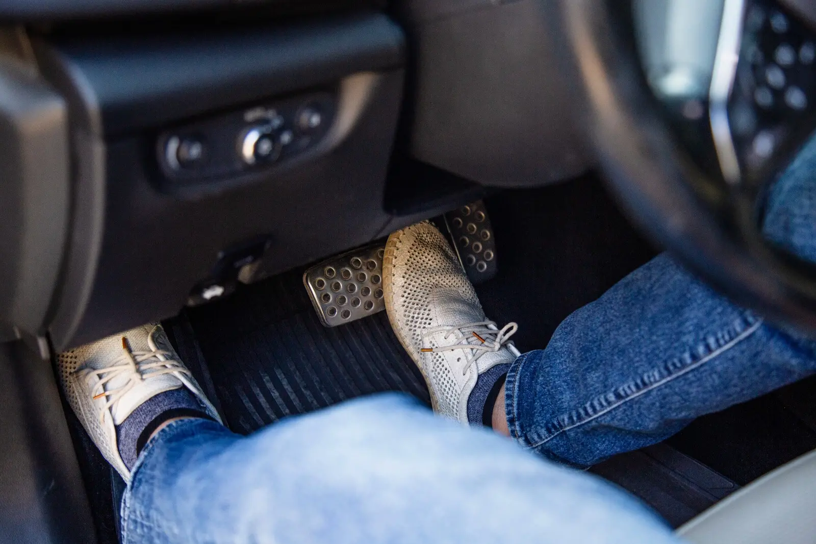 Imagem mostra embreagem desgastada para matéria sobre como saber se está ruim.