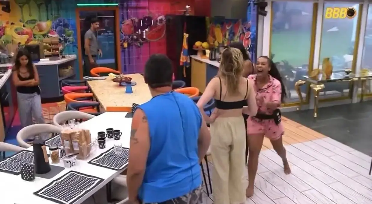 Sol Vega discute com Ana Paula na cozinha do BBB 26. Outros brothers estão assistindo a cena.