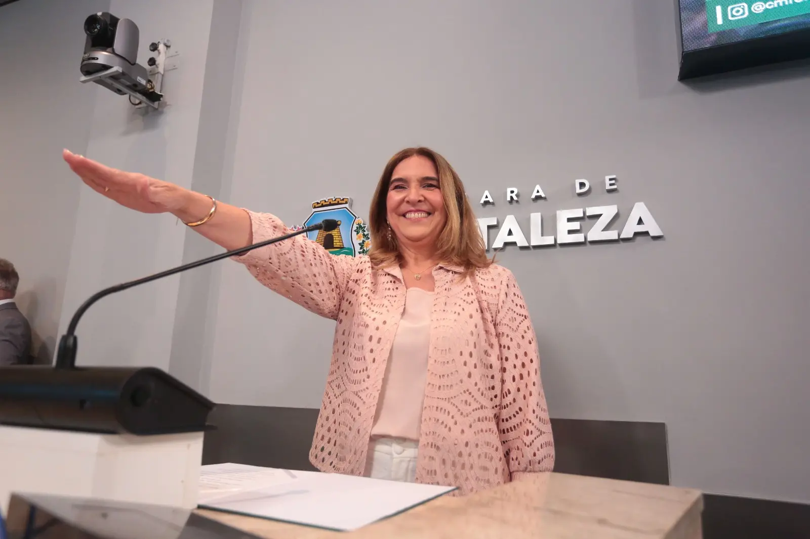 Foto da suplente Adriana Pedrosa tomando posse de mandato na Câmara de Fortaleza.