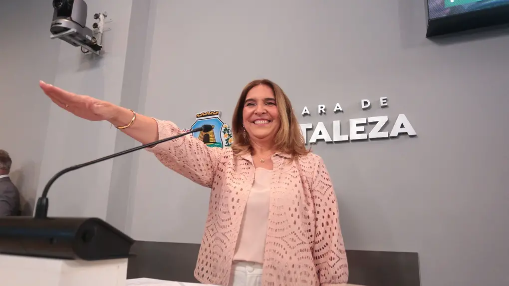 Foto da suplente Adriana Pedrosa tomando posse de mandato na Câmara de Fortaleza.