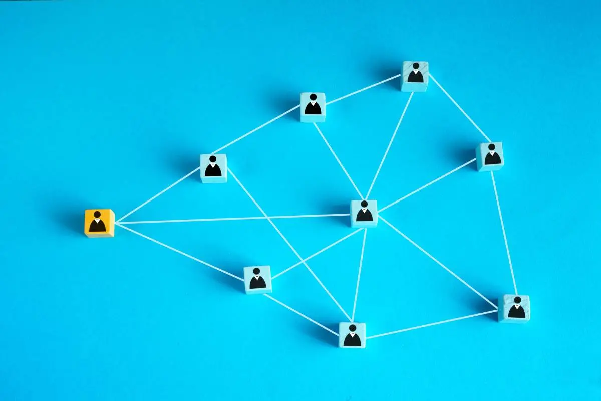 Pinos representando um líder e seus subordinados.