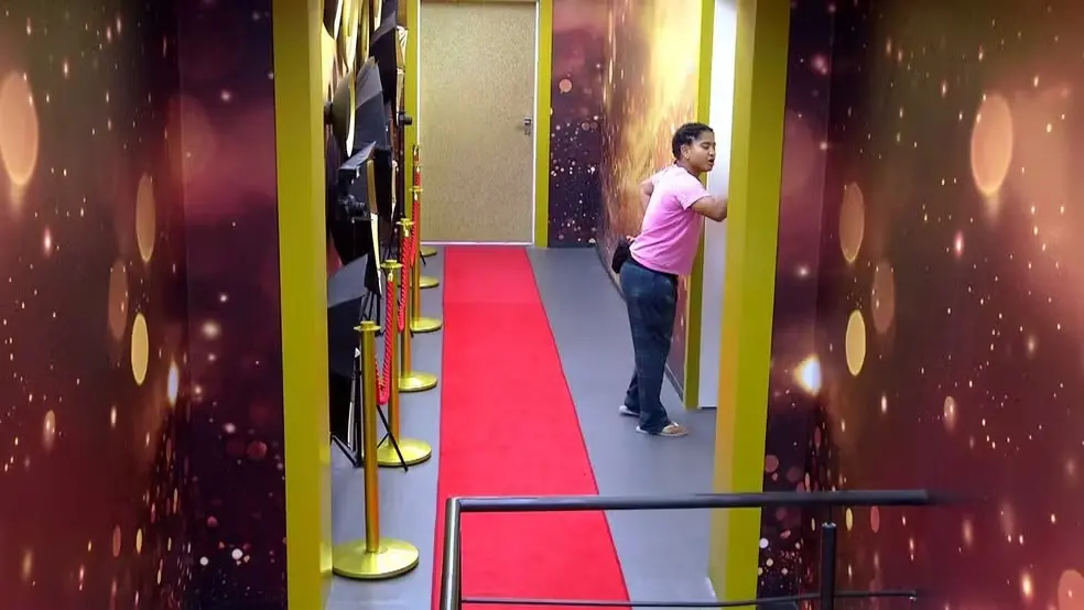 Milena batendo na porta do quarto do Líder.