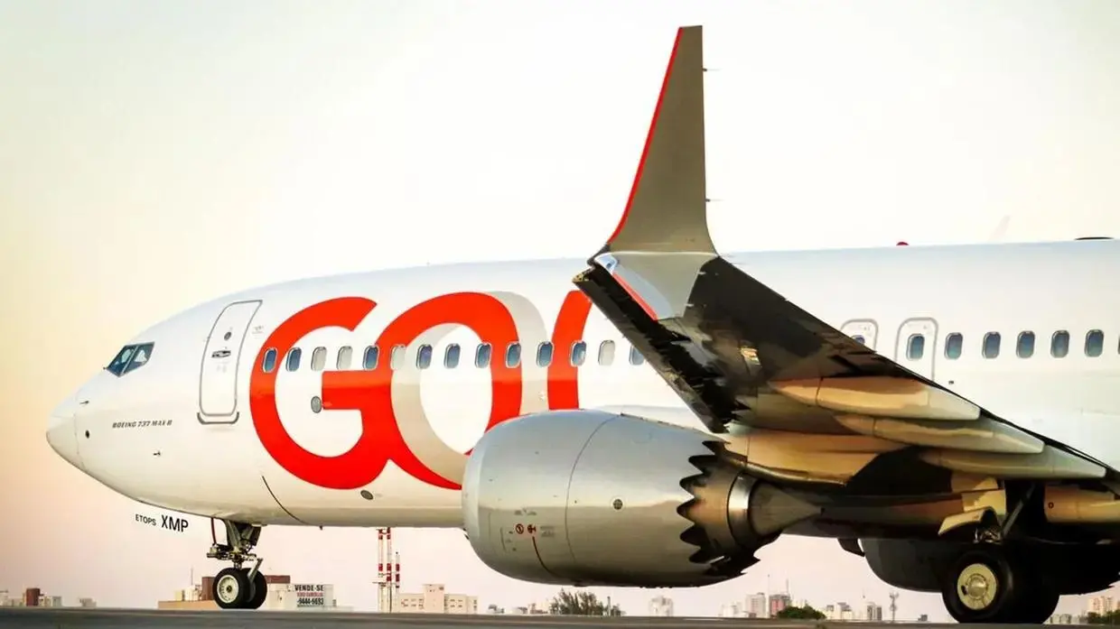 Imagem de uma aeronave parada.