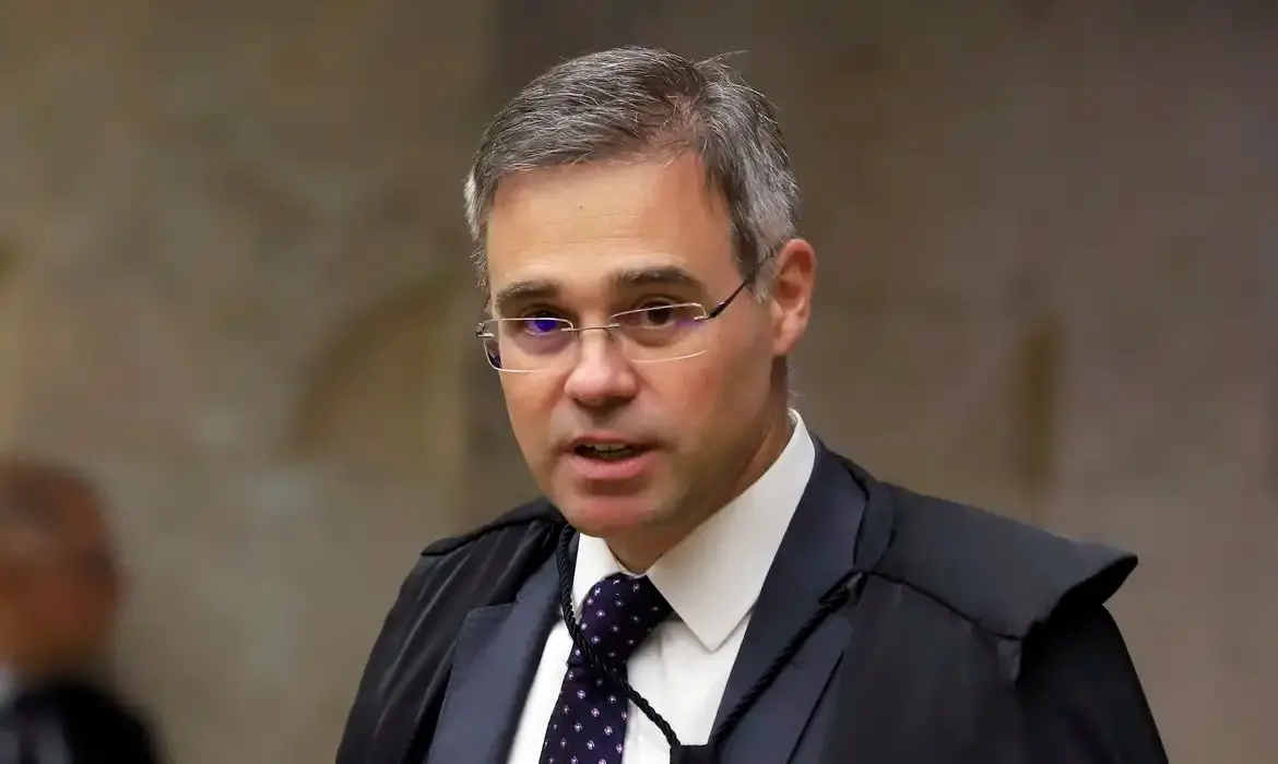 Imagem de um advogado ou juiz, usando terno e gravata, com expressão séria, em um ambiente formal, representando o setor jurídico.