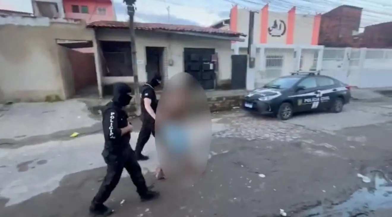 preso homem levado por policiais rua viatura pcce.