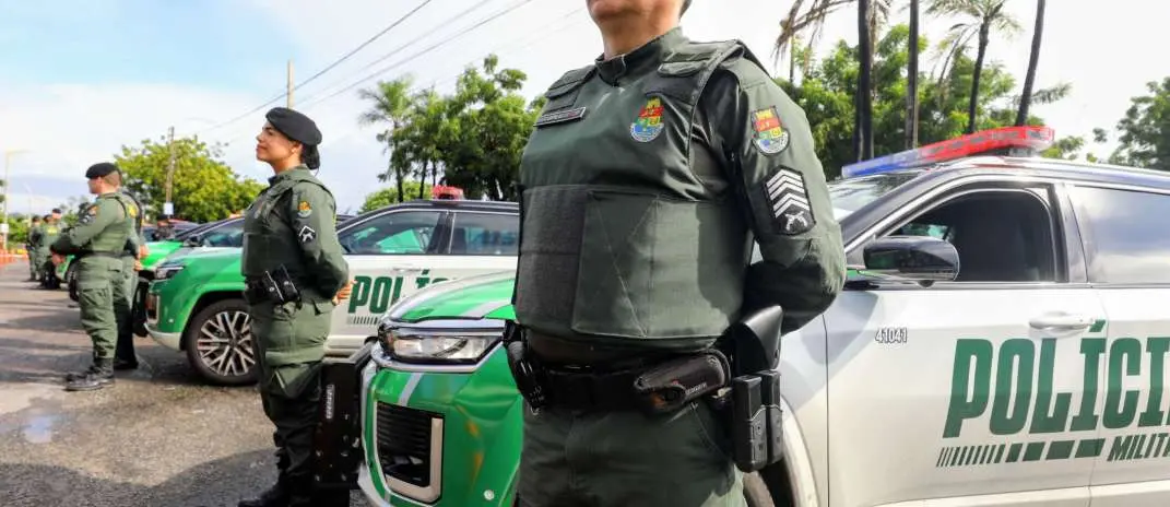 Policiais militares em frente a viaturas do Ceará.