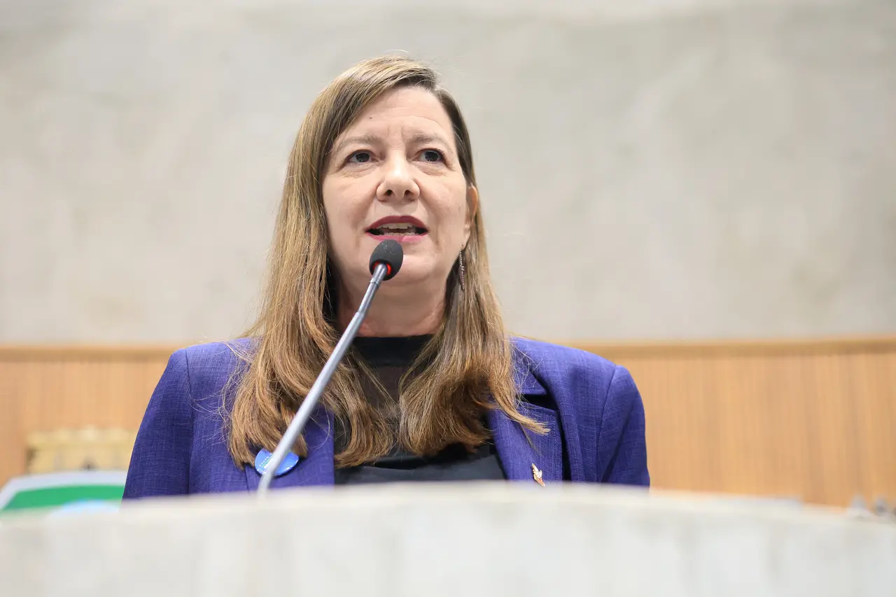Lia Gomes durante discurso na Assembleia Legislativa do Ceará.