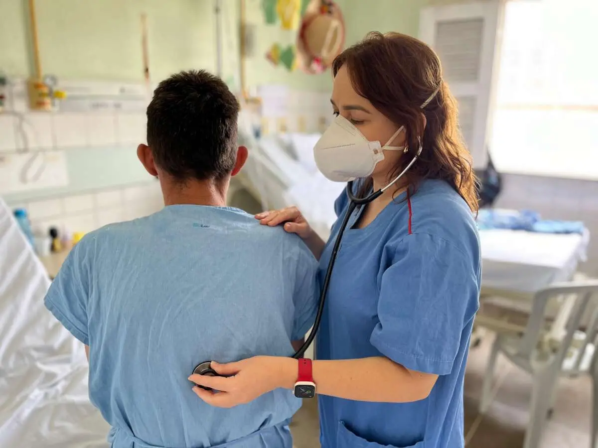 Imagem mostra médica realizando exame de ausculta em paciente em ambiente hospitalar no Hospital São José, em Fortaleza.