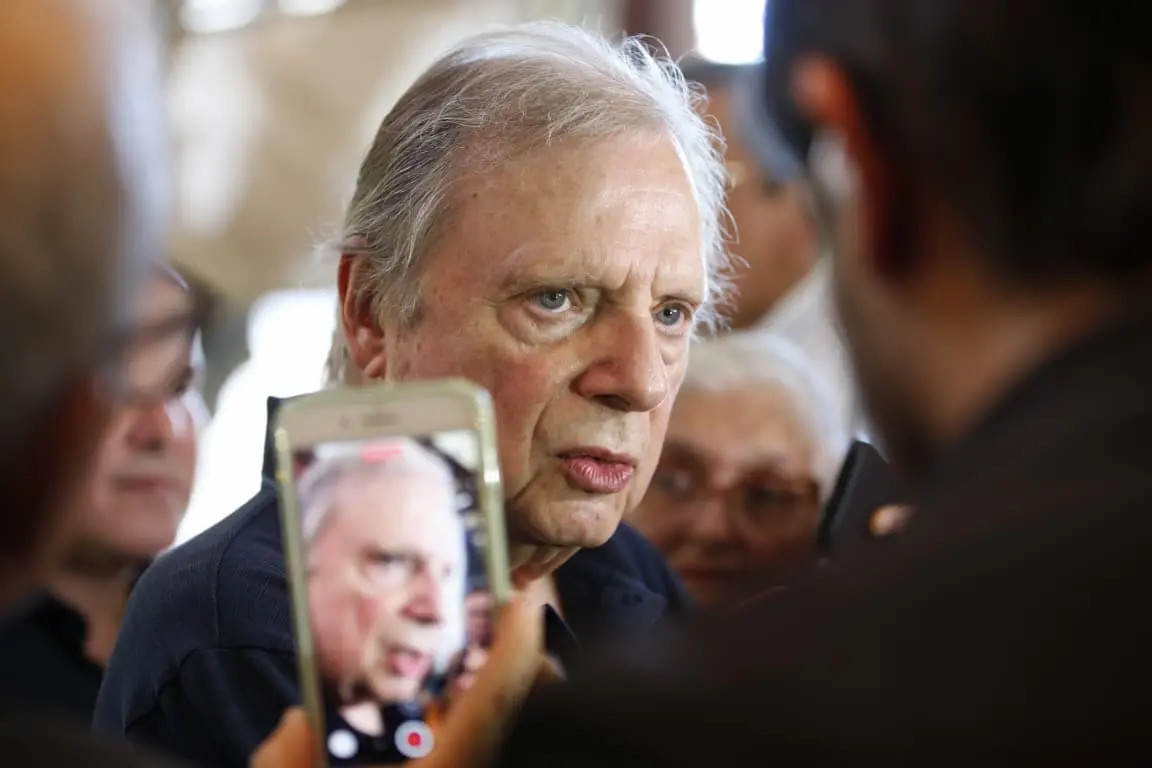 Tasso Jeressati durante entrevista para a imprensa. Ele é filmado por um celular.