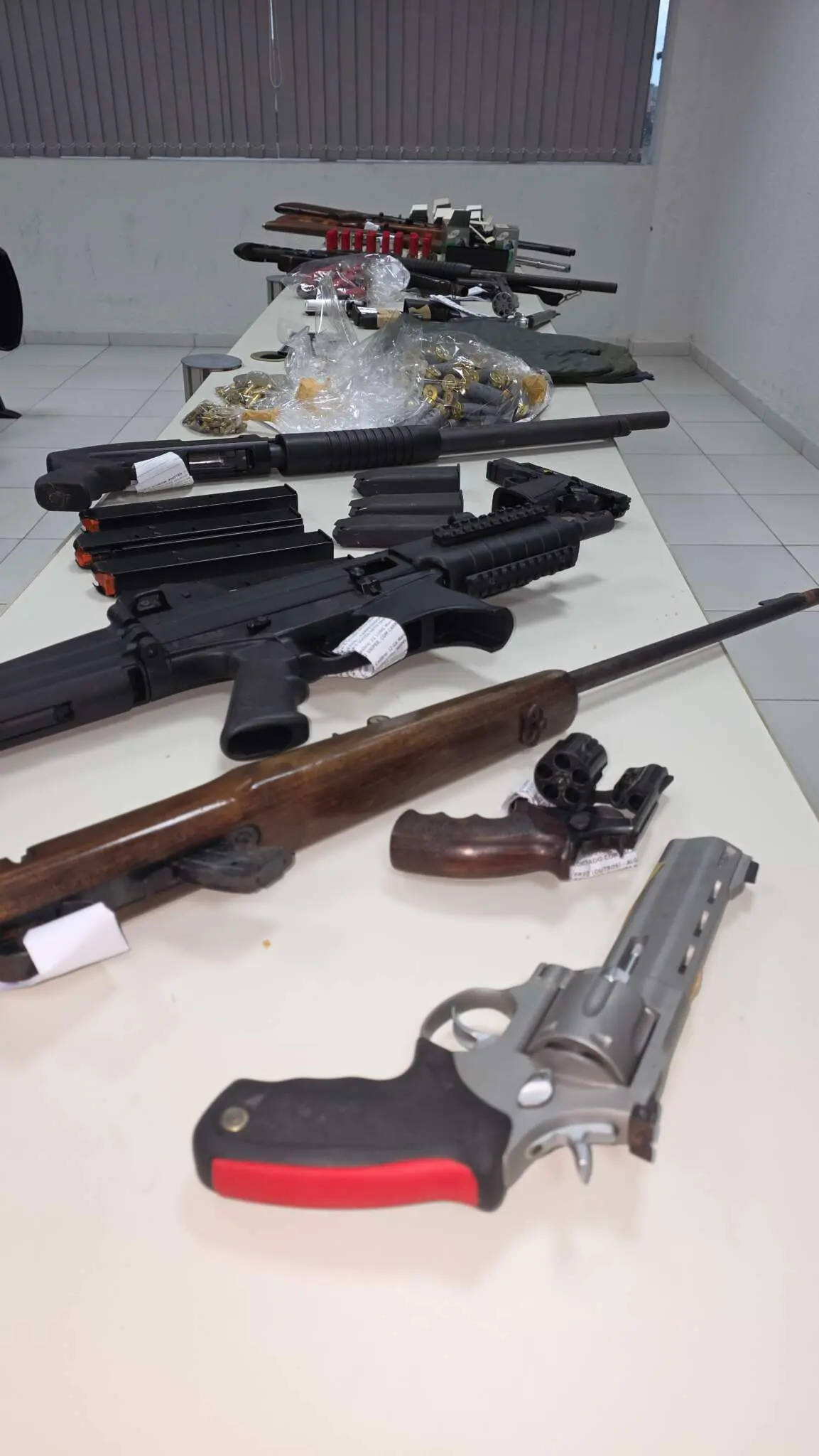 armas em cima da mesa, material apreendido.