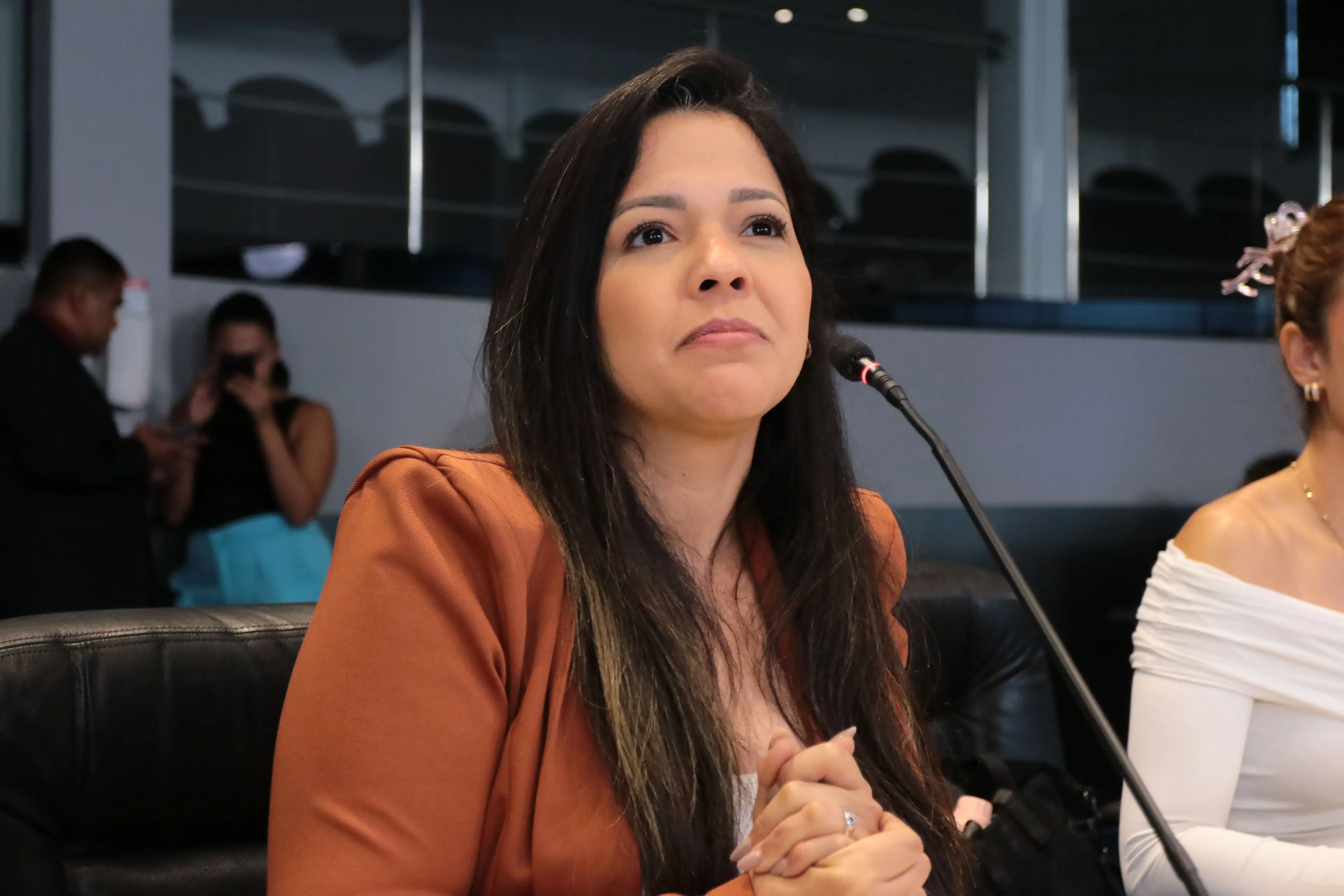 Foto da vereadora Priscila Costa na Câmara Municipal de Fortaleza.