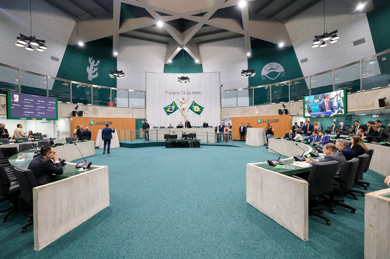 Deputados durante votação no Plenário 13 de Maio da Assembleia Legislativa do Ceará.
