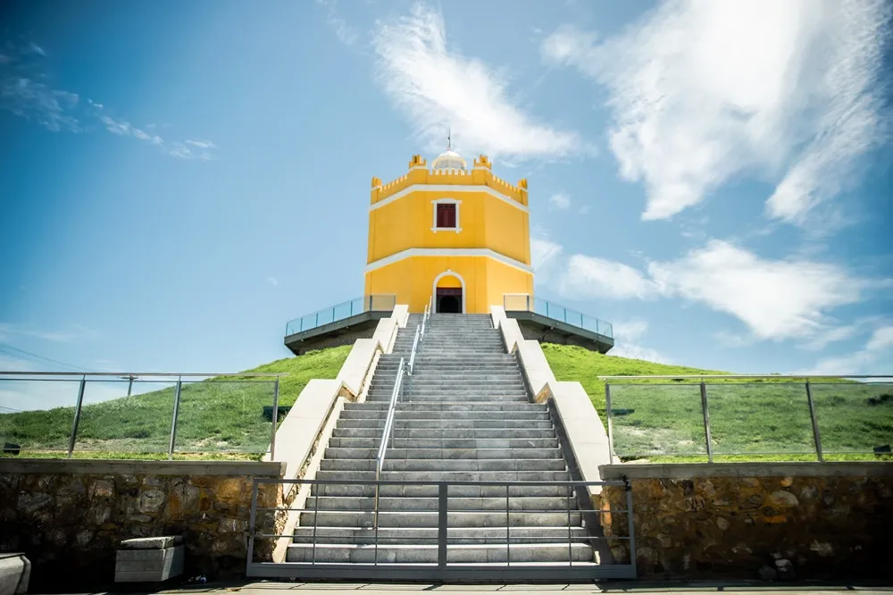 Farol do Mucuripe evidencia a relação da capital cearense com o mar.