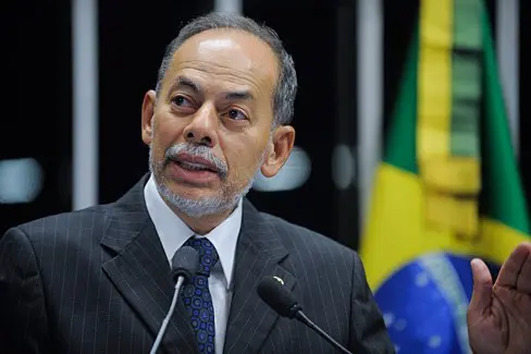 Inácio Arruda durante sessão no senado federal discursando no plenário.
