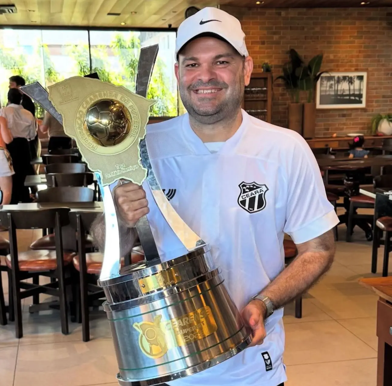 Eugênio Rabelo mostra taça do Ceará