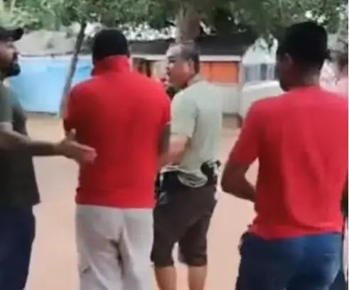 prisao comando vermelho mato grosso, policiais segurando.