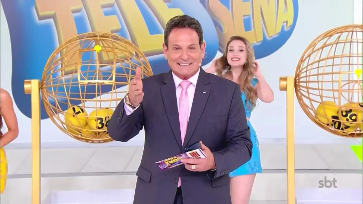 foto do apresentador Luís Ricardo durante transmissão do sorteio da Tele Sena.