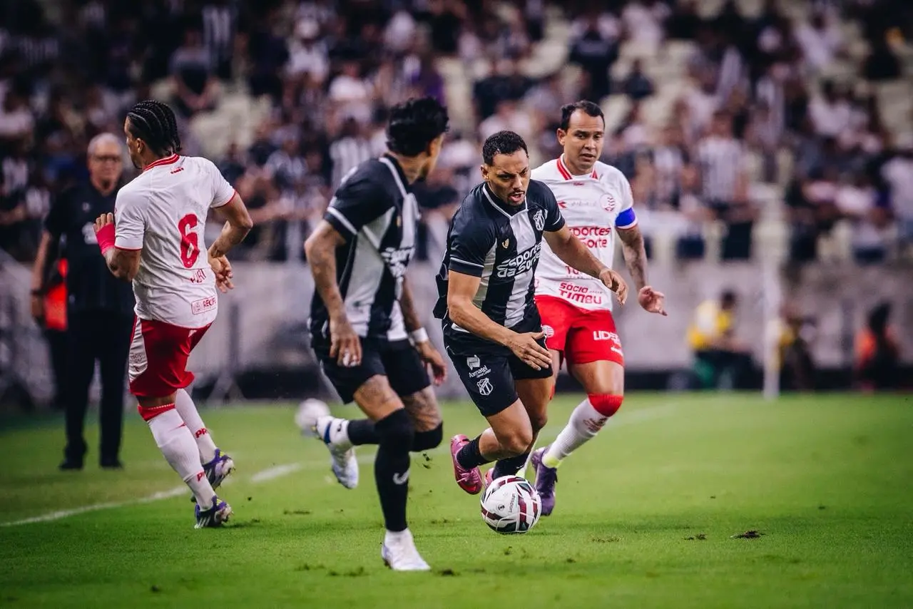 Foto de jogadores do Ceará durante jogo da Série B do Brasileirão 2026