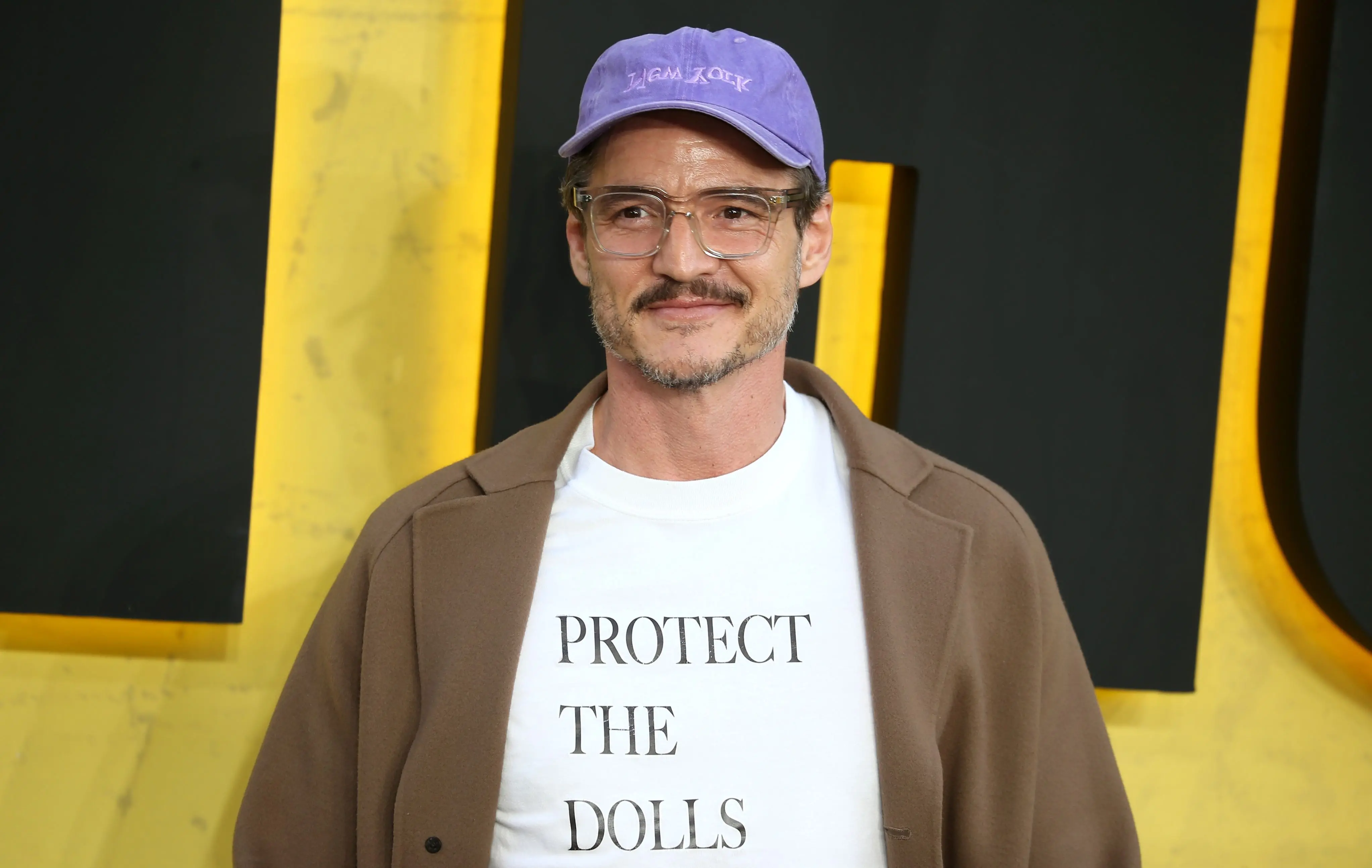 Imagem de Pedro Pascal para assinar matéria sobre ele e outros artistas terem assinado abaixo-assinado contra fusão de Paramount e Warner.