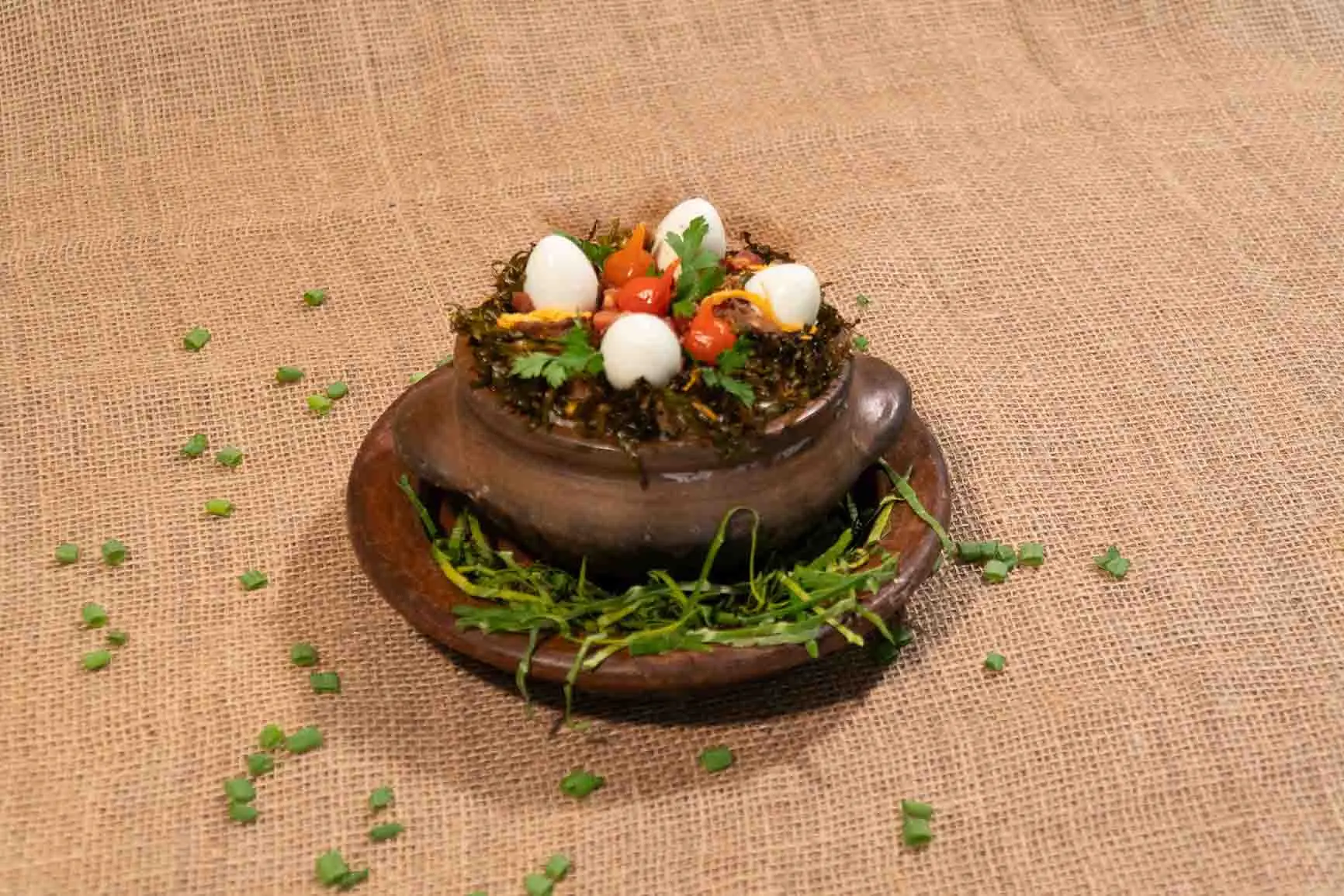 Feijão-verde cremoso com couve-manteiga, ovo de codorna e pimenta biquinho por cima.