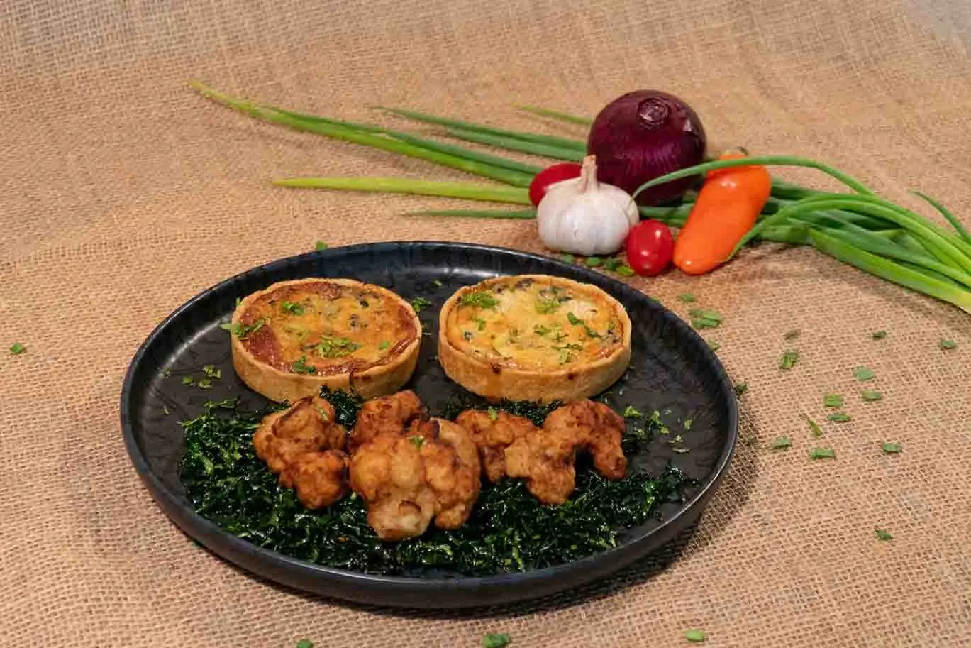 Quiches de espinafre com queijo parmesão.