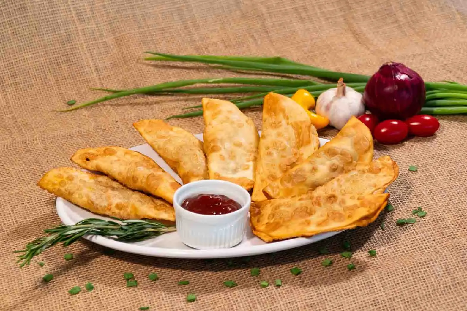 Pastéis artesanais recheados com combinаções de verduras, carne e queijo.