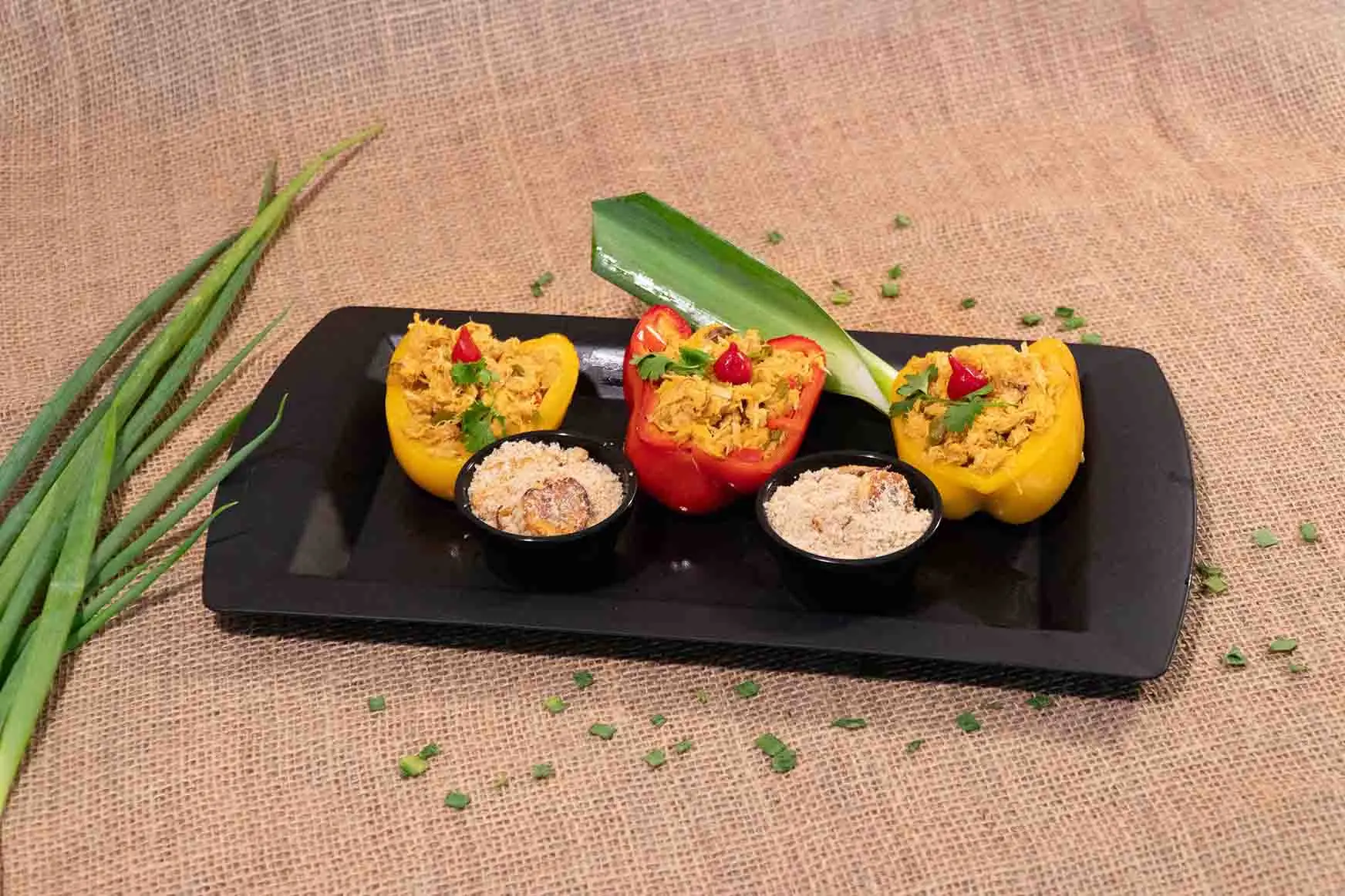 Pimentão recheado com carne de arraia desfiada, alho-poró e temperos regionais.